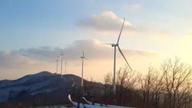 Large onshore wind turbines with blades